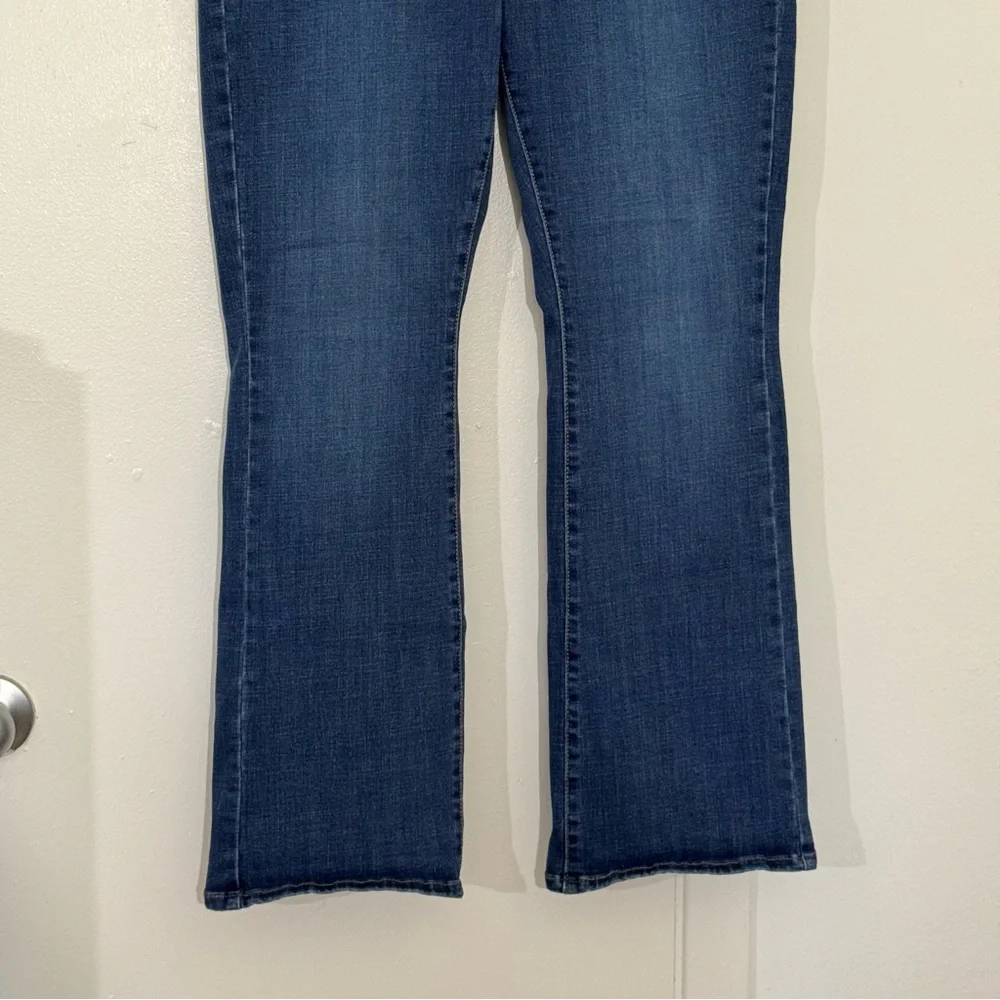 Levi’s Classic Bootcut Denim Jeans Women’s Size 12 Classic Relaxed Fit Western - Picture 4 of 9